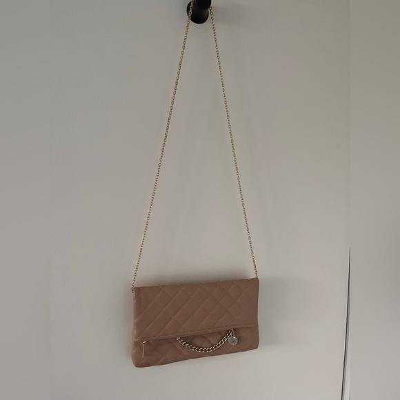 Guess purse in blush with gold chain. - Picture 2 of 5